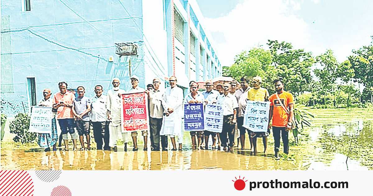 ‘মরিবার আগে একটিবার শুকনা মাটিতে হাঁটিবার চাই’