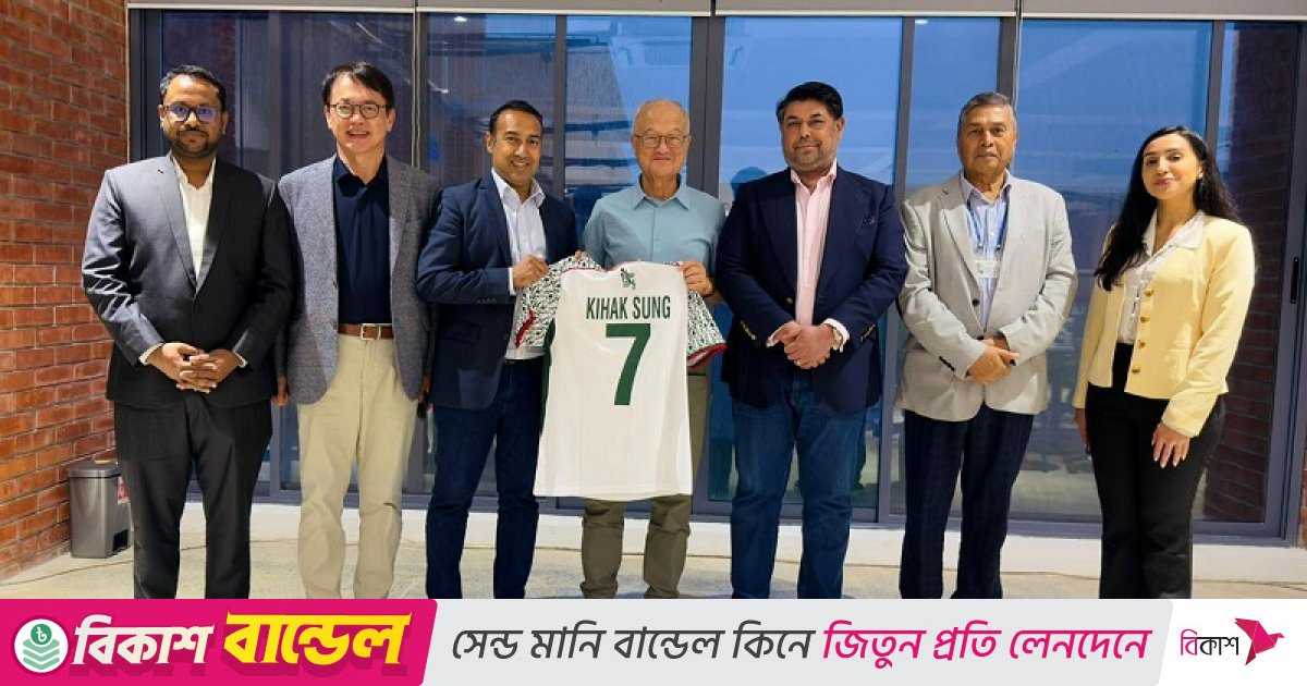 চট্টগ্রামে কোরিয়ান ইপিজেডে নারী ফুটবলারদের সঙ্গে দেখা করলেন তাবিথ আউয়াল