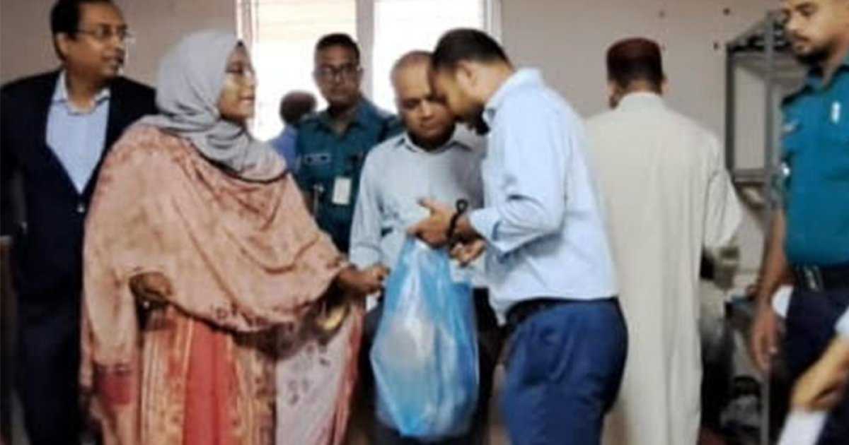 সচিবালয়ে একবার ব্যবহার্য প্লাস্টিক নিষিদ্ধ, আগতদের দেওয়া হচ্ছে কাপড়ের ব্যাগ