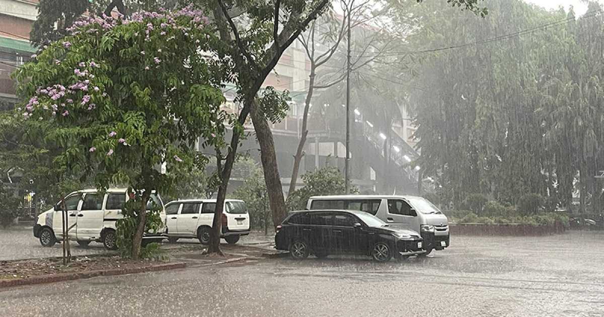 ঢাকায় বৃষ্টি, কোথাও হালকা, কোথাও মাঝারি