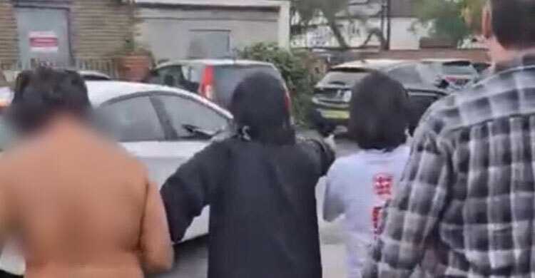 লন্ডনে বোরকা পরায় বাংলাদেশিকে হেনস্তা, প্রতিবাদ করায় ছেলেকে মারধর