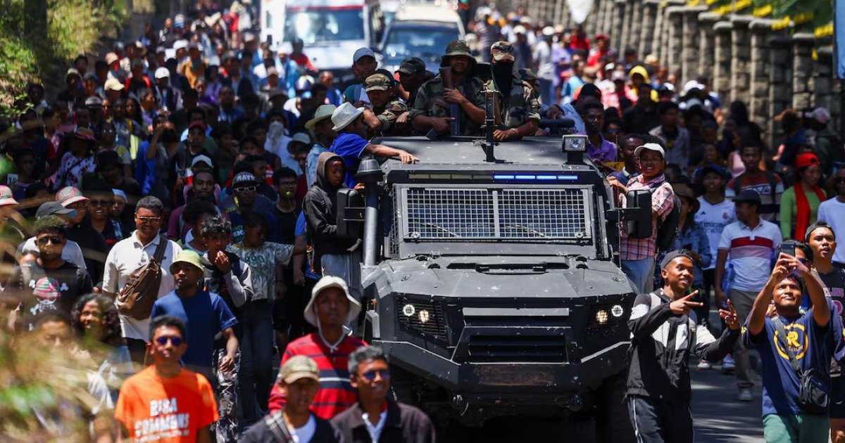 জেন-জি বিক্ষোভে দেশ ছাড়লেন মাদাগাস্কারের প্রেসিডেন্ট