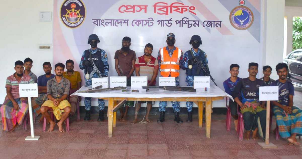 সুন্দরবনের ২ ডাকাত অস্ত্রসহ আটক, ৯ জেলে উদ্ধার