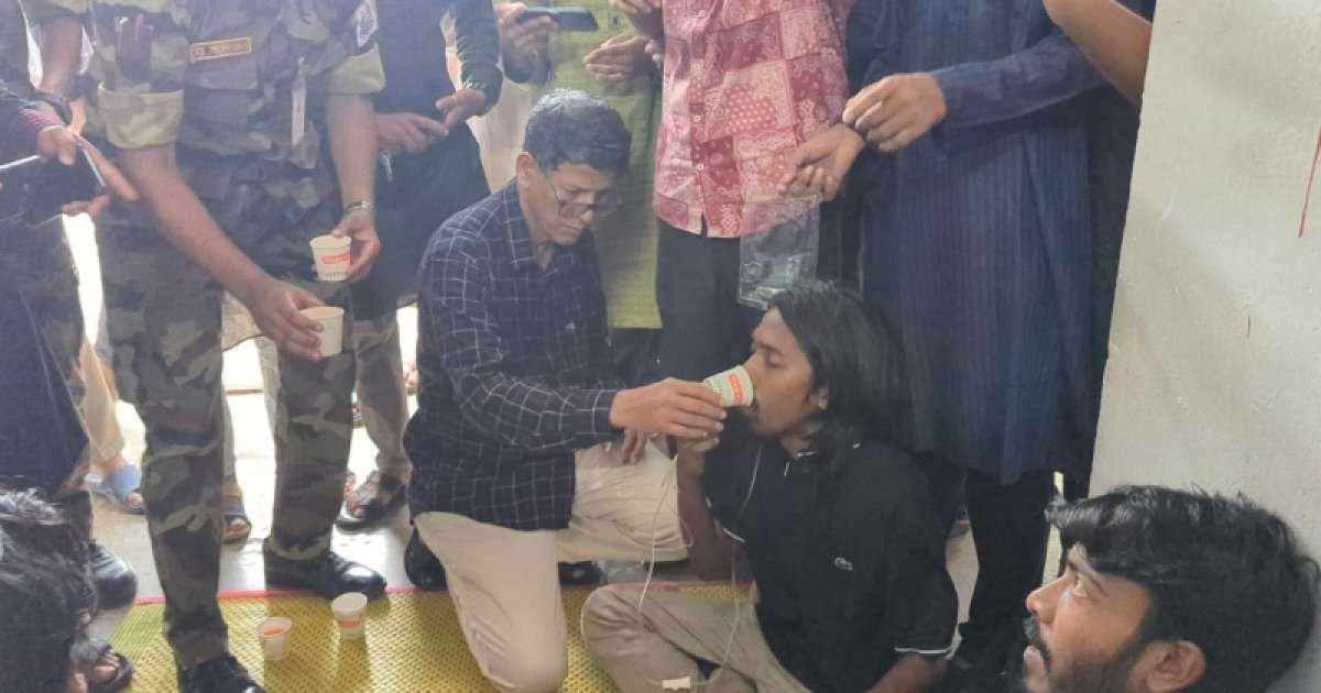 ৫২ ঘণ্টা পর আমরণ অনশন ভাঙলেন আন্দোলনরত চবি শিক্ষার্থীরা