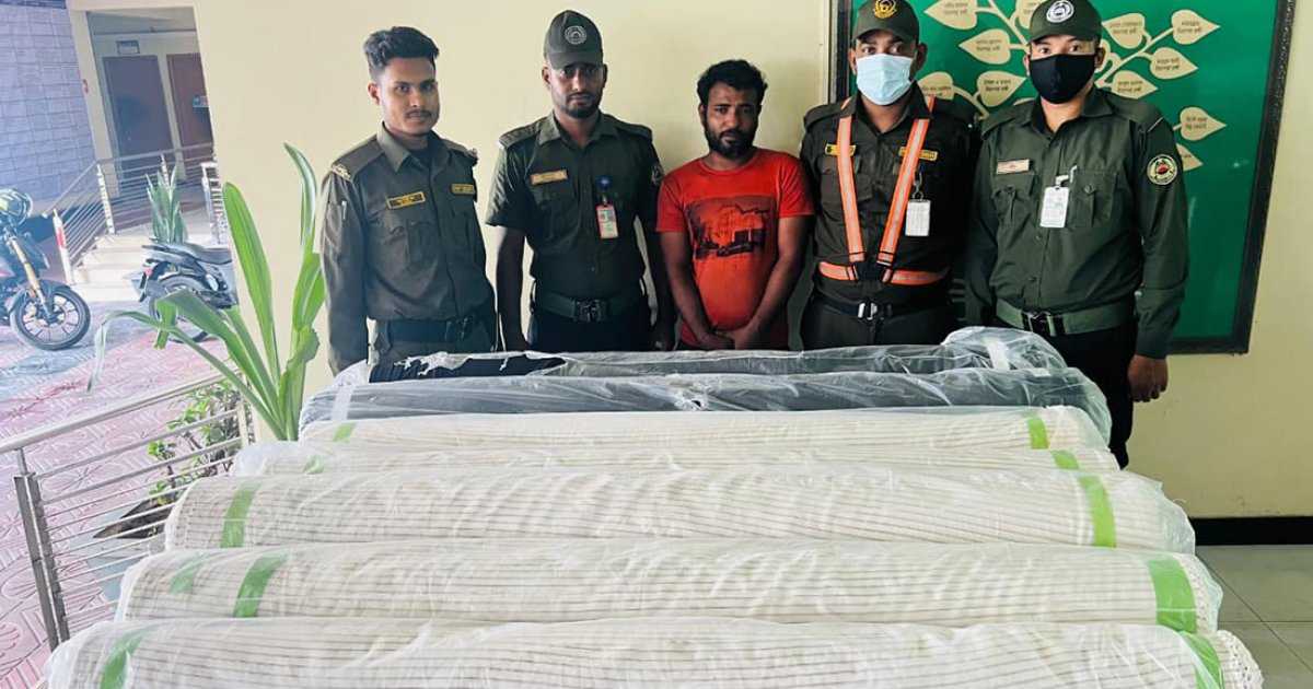 চট্টগ্রাম বন্দরে কনটেইনার ভেঙে মালামাল চুরির সময় আটক ১