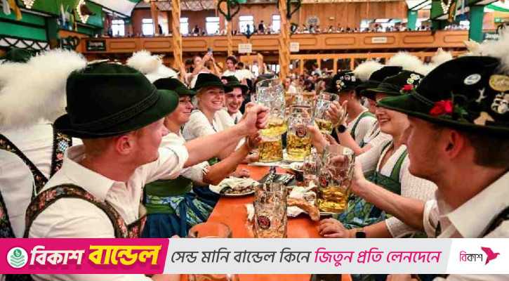 জার্মানিতে বিশ্বের সবচেয়ে বড় বিয়ার উৎসব ‘অক্টোবরফেস্ট’