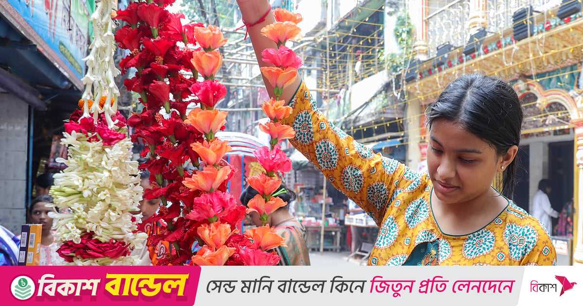 ছবিতে দেখুন পুরান ঢাকার শাঁখারীবাজারে দুর্গাপূজার কেনাকাটা